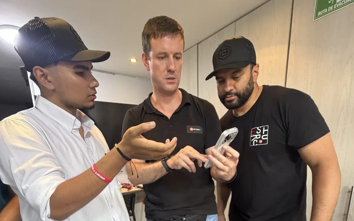 Equipo de BOOM GPS revisando en el celular la calibración de un sensor de combustible