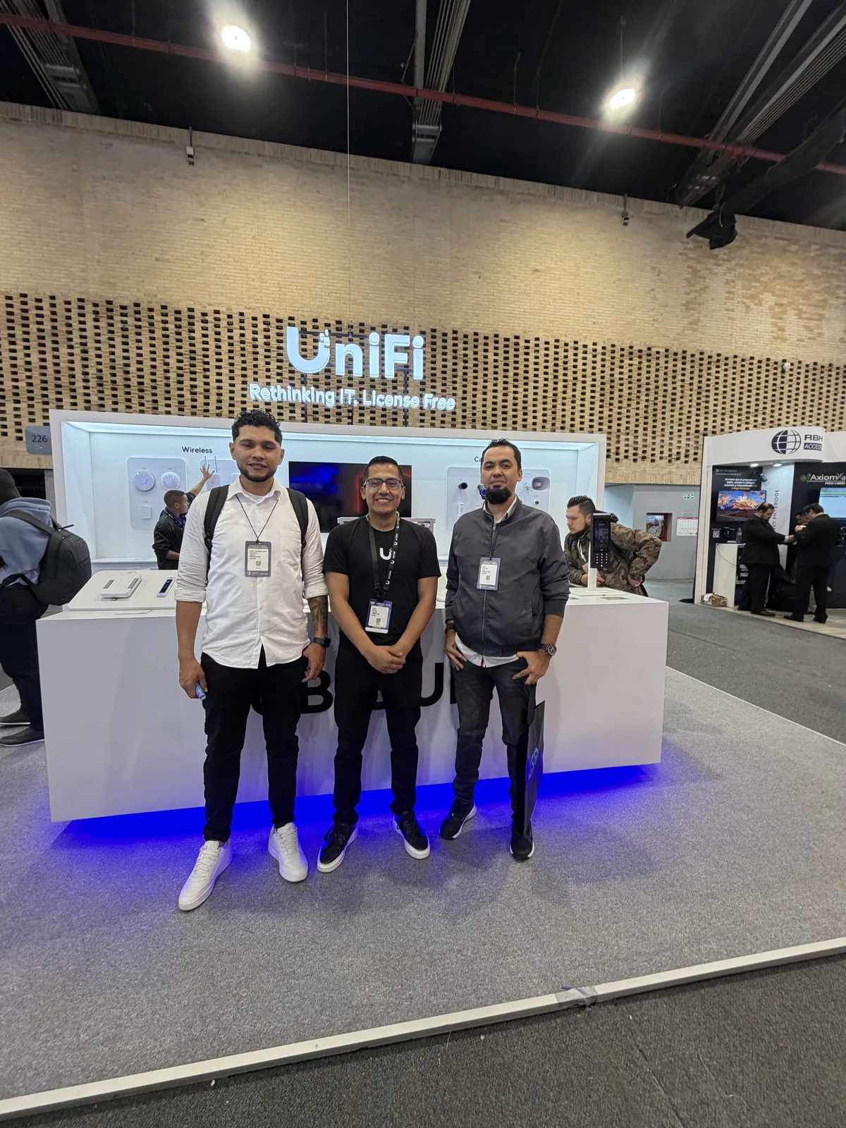Equipo de BOOM GPS en visita a proveedores de tecnologia