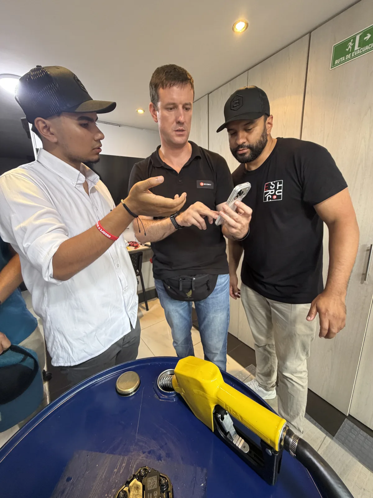 Equipo de BOOM GPS revisando un sensor de combustible en pruebas