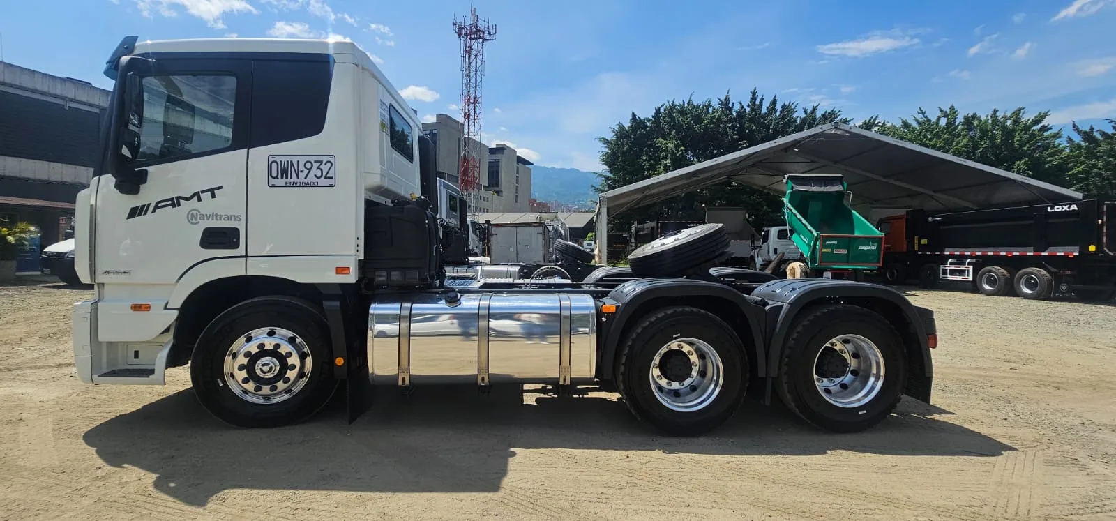 Tractocamion blanco listo para entrega