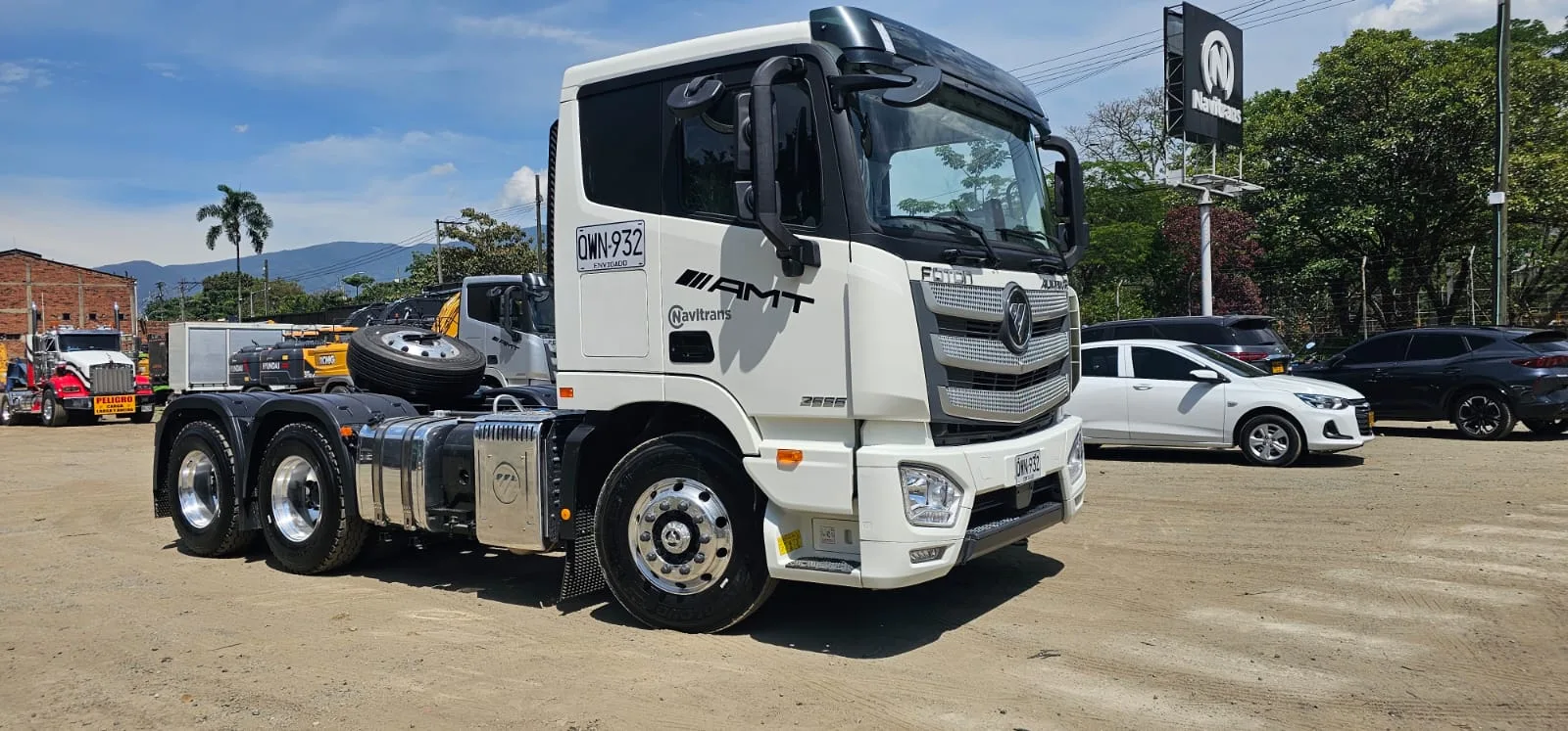 Tractocamion blanco de flota de carga